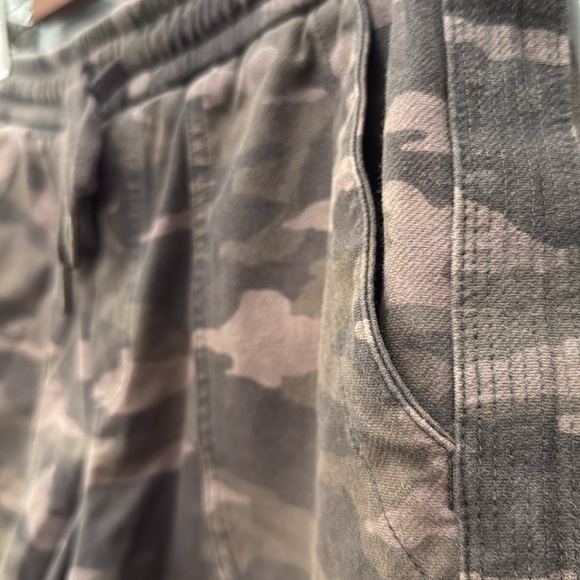 Athleta Farallon Short Camo - Picture 2 of 7